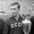 Легендарный футболист Игорь Нетто  с кубком Европы по футболу 1960 года