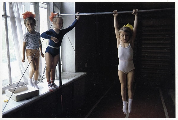 Фото: Один день из жизни СССР. фото Д. Тернлей (США). Будущие советские гимнастки из Волгограда, 1987 год