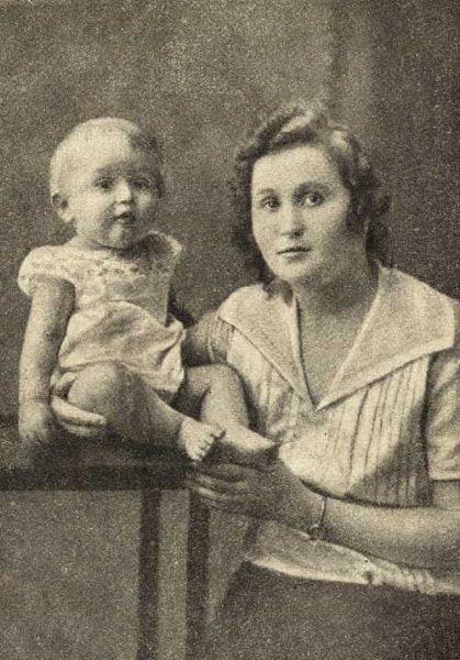 Фото: Олег Кошевой с матерью, 1926 год