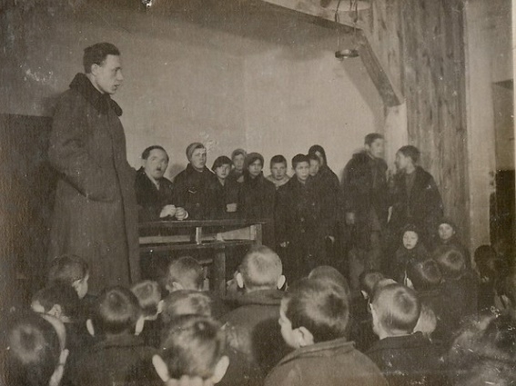 Фото: Автор Педагогической поэмы А. Макаренко с учениками