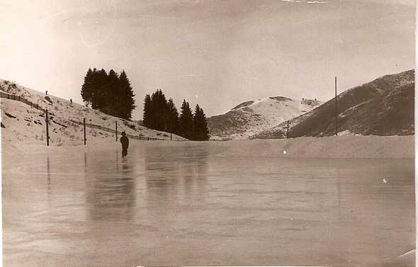 Фото: Природное ледовое покрытие высокогорного катка Медео в 50е годы
