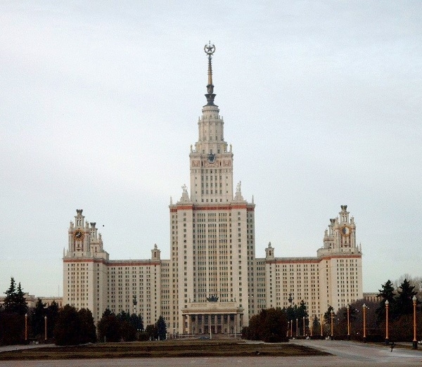 Фото: Главный корпус МГУ в Москве - сталинская высотка , построена в 1953 году