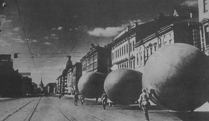Фото: Дирижабли на улицах Ленинграда