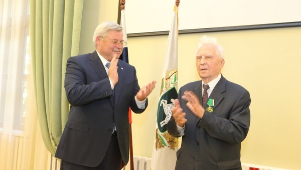 Фото: Е. К. Лигачев получает орден Томская слава, 2010 год