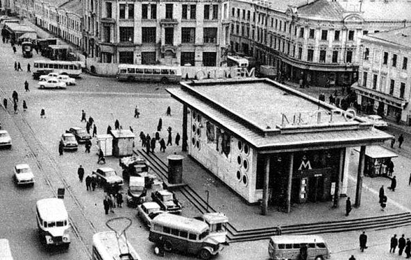 Фото: Ларьки и киоски рядом со станцией метро Кировская. Москва 