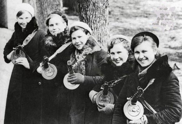 Фото: Женщины-бойцы ВОВ с пистолетами- пулеметами Шпагина