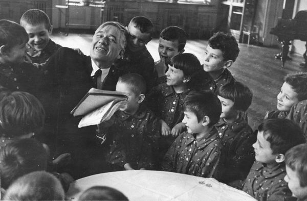 Фото: Чуковский с детьми