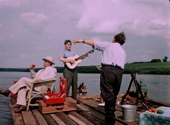 Фото: Плыла, качалась лодочка по Яузе реке... Знаменитая песня из фильма Верные друзья. 1954 год