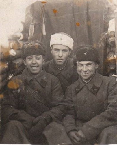 Фото: Актер-фронтовик Юрий Владимирович Никулин с однополчанами, 1943 год