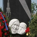 Токтогон Алтыбасарова на памятнике спасенным детям блокадного Ленинграда в Бишкеке, 2000 год