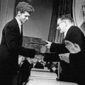 Председатель Первого Международного конкурса им. Чайковского Д. Шостакович вручает награду американскому пианисту Вану Клиберну.