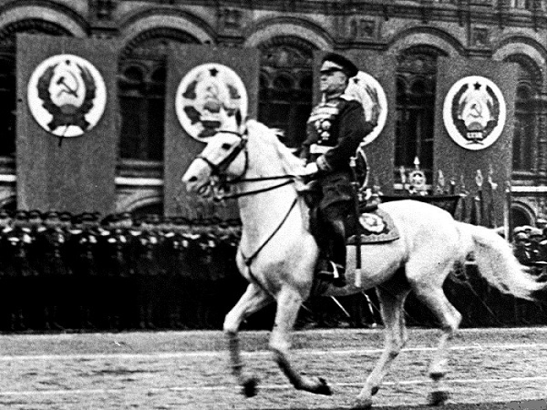 Фото: Георгий Жуков, маршал СССР на белом коне. Парад Победы в Москве 1945 года