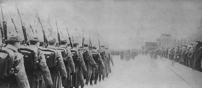 Фото: 7 ноября 1941 года состоялся исторический военный парад на Красной площади