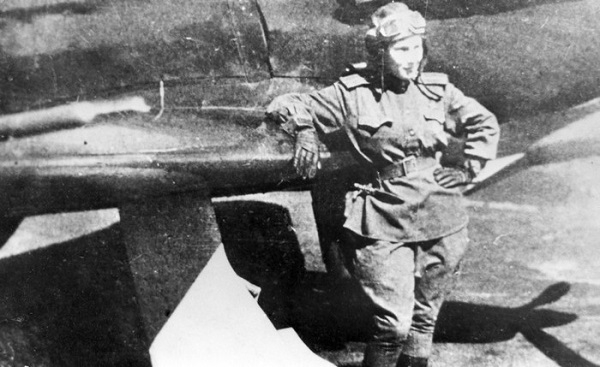 Фото: Яростный истребитель немецких самолетов- летчица Лидия Литвяк, 1943 год