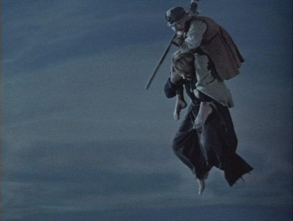 Фото: Летающий Леонид Куравлев в одной из эффектных сцен фильма Вий