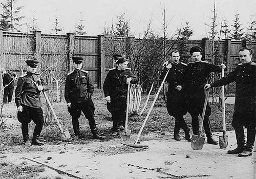 Фото: Служащие 9 отдела КГБ на работах по озеленению правительственной госдачи