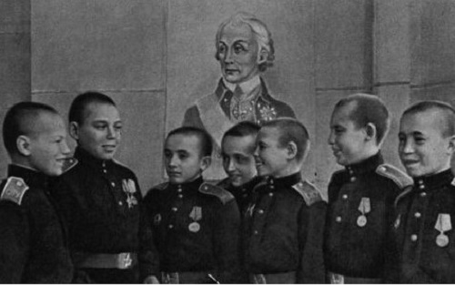 Фото: На фоне полководца Суворова. Кадеты суворовского училища, 1943 год