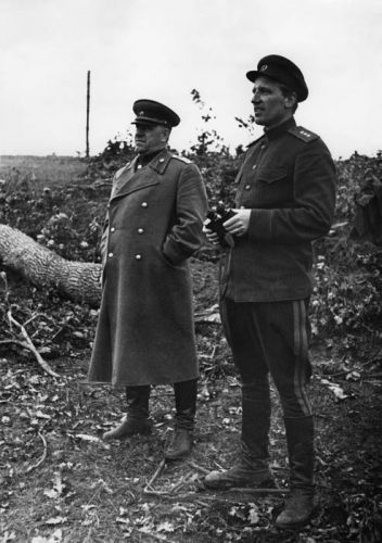 Фото: Маршал Г.К. Жуков и командующий Авиацией дальнего действия А.Е. Голованов. Брянский фронт,