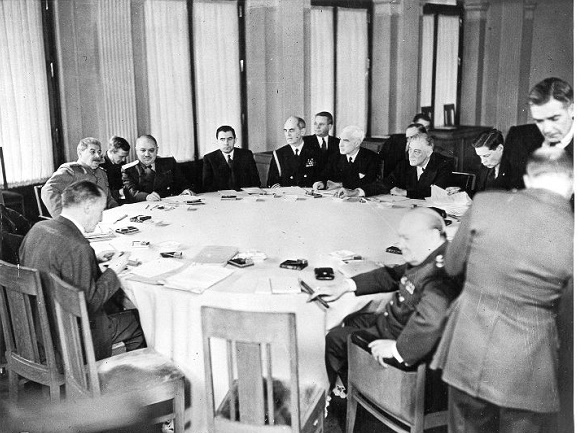 Фото: Ялта, февраль 1945 года. Рабочее заседание Антигитлеровской коалиции.