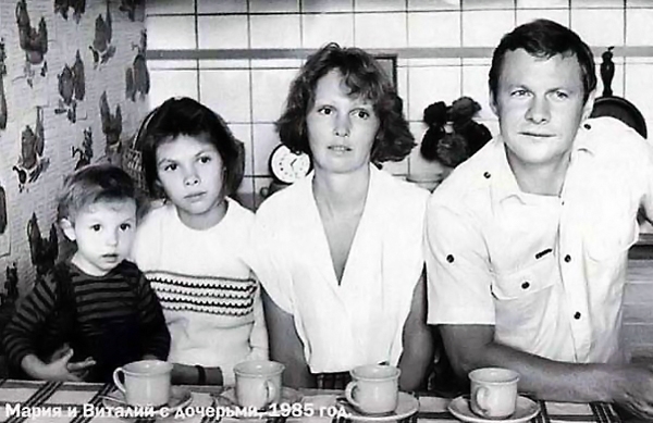 Фото: Виталий Соломин с женой и дочерьми