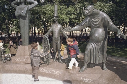 Фото: Фрагмент скульптурной композиции Шемякина Дети-жертвы пороков взрослых. 2001 год