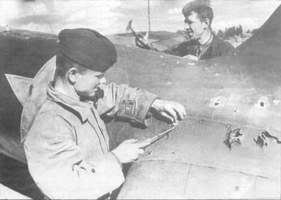 Фото: Ремонт боевого Ил-2 после удачной атаки противника. 1943 год