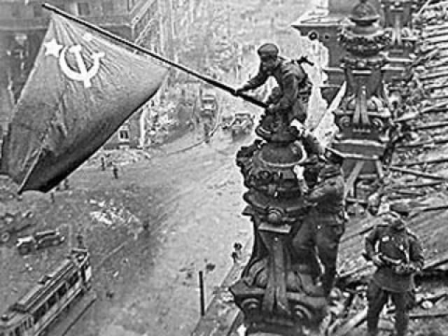 Фото: Водружение знамени над Рейхстагом