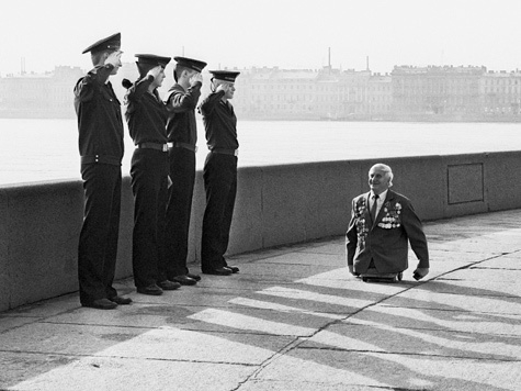 Фото: Нахимовцы отдают честь Анатолию Леопольдовичу Голимбиевскому в день Победы, 1989 год