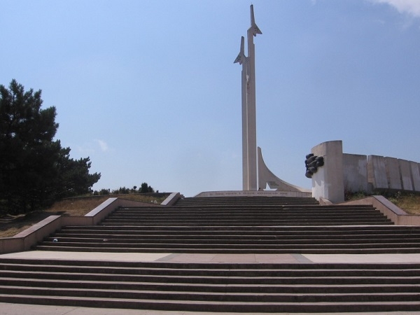 Фото: Памятник летчикам-черноморцам, повторившим подвиг Гастелло, 1981 год