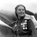 Летчик-ас Лидия Литвяк рядом со своим боевым самолетом ЯК-1, 1942 год