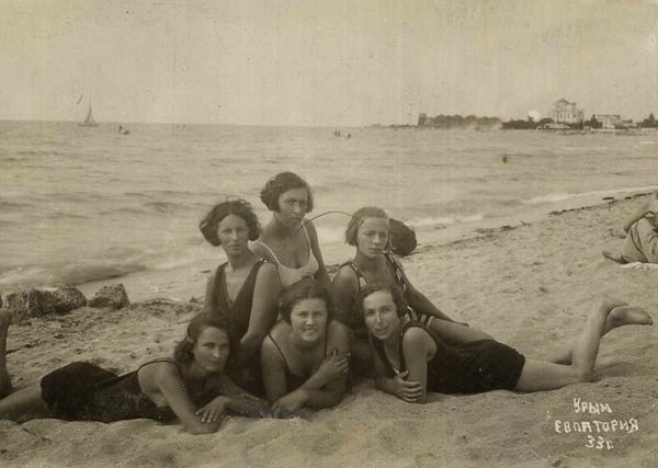 Фото: Советские девушки в купальниках на берегу моря.