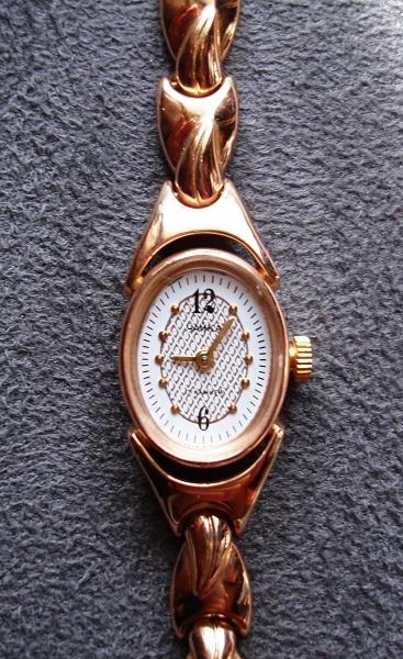 Фото: Новогодние подарки из СССР. Золотые часы для жены.