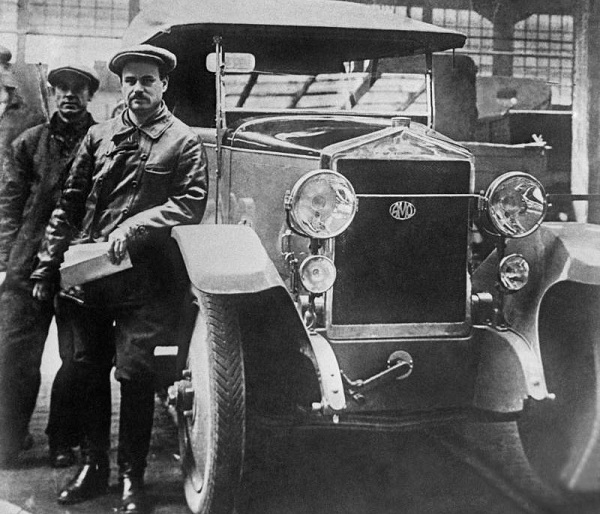 Фото: Иван Лихачев рядом с первым  автомобилем АМО