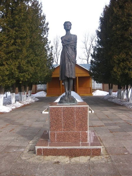 Фото: Памятник героине ВОВ комсомолке Зое Космодемьянской в с. Петрищево.