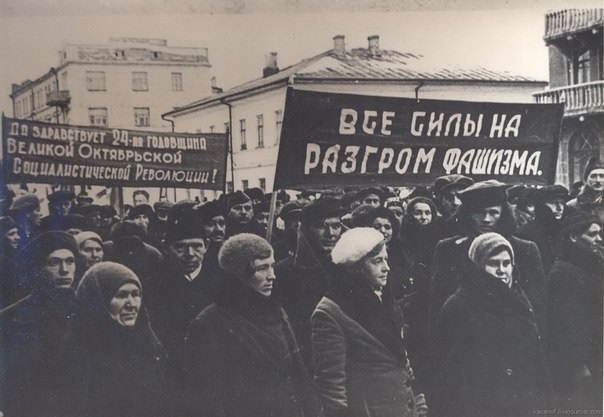 Фото: Парад трудящихся на 7 ноября 1941 года