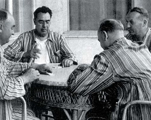 Фото: Леонид Ильич Брежнев за игрой в домино