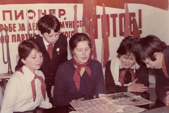 Фото: Политинформация от пионервожатой в советской школе, 1976 год