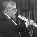 Композитор Андрей Петров  на своем концерте, 2000 год