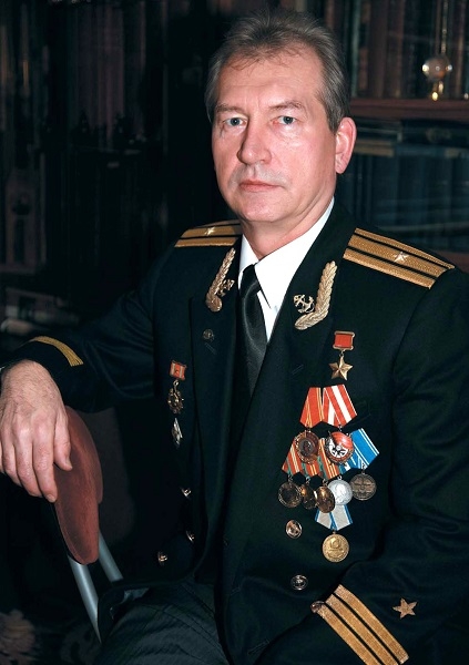 Фото: Капитан 2-го ранга Леонид Солодков стал последним героем Советского Союза. 2000 год