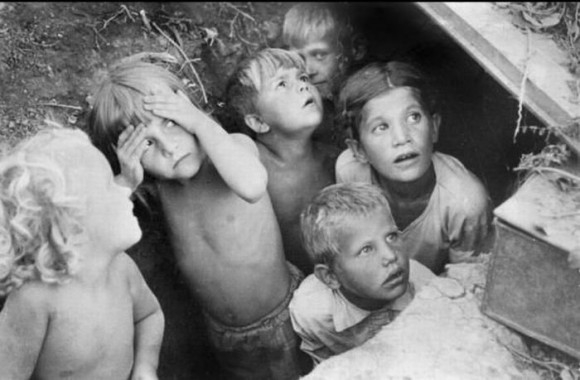 Фото: Дети во время   бомбежки. Первые дни войны. 1941 год