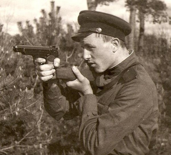 Фото: Пистолет Стечкина на вооружении в Советской армии