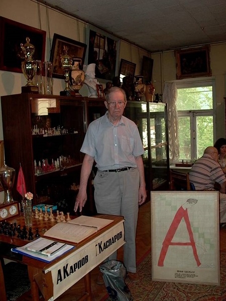Фото: Гроссмейстер Ю.Л. Авербах в Шахматном музее  г. Москвы. 2012 год