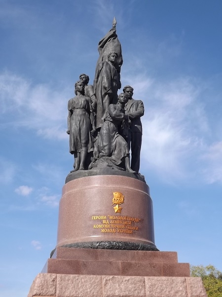 Фото: Краснодон. Памятник  героям - молодогвардейцам