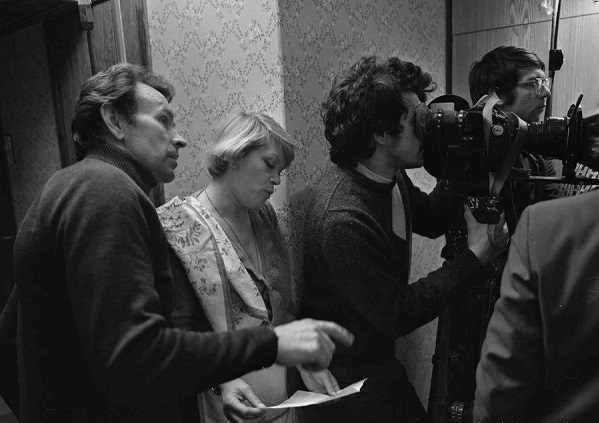 Фото: Режиссер Эрнест Ясан и Алиса Фрейндлих на съемочной площадке фильма Прости, 1986 год