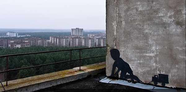Фото: Современный графити на стенаж заброшенного города Припять, 2010 год