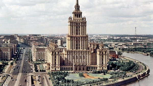Фото: Одна из семи сталинских высоток в Москве. Гостиница Украина. 1970 год