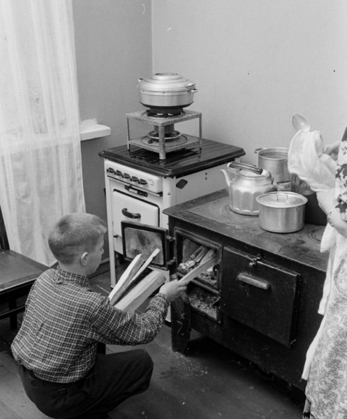 Фото:  Печь, керогаз, газовая плита на одной кухне. 