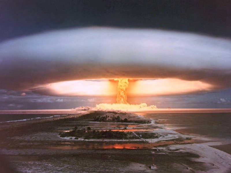 Фото: Имея те же поражающие факторы, что и у ядерного оружия, термоядерное оружие имеет намного бо́льшую возможную мощность взрыва.