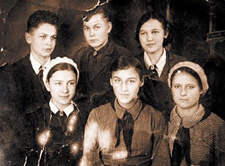 Фото: Актриса Нонна Мордюкова (внизу в центре) с одноклассниками, 1940 год