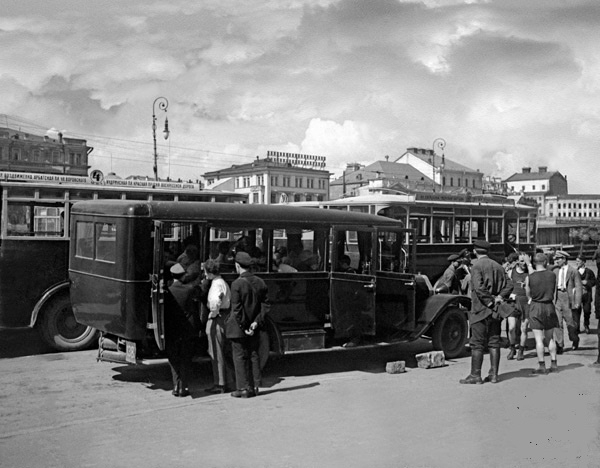 Фото: Первые московские автобусы на маршруте. Театральная площадь.